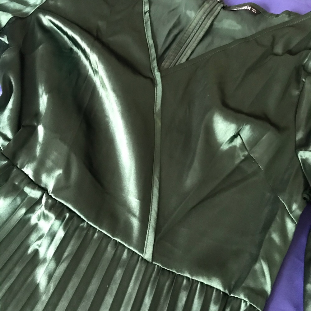 Green satin dress - Picture 5 of 11
